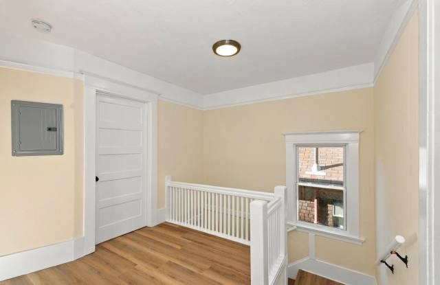 2 Bedroom Renovated Upstairs Unit In Central Berkeley! Gallery 4