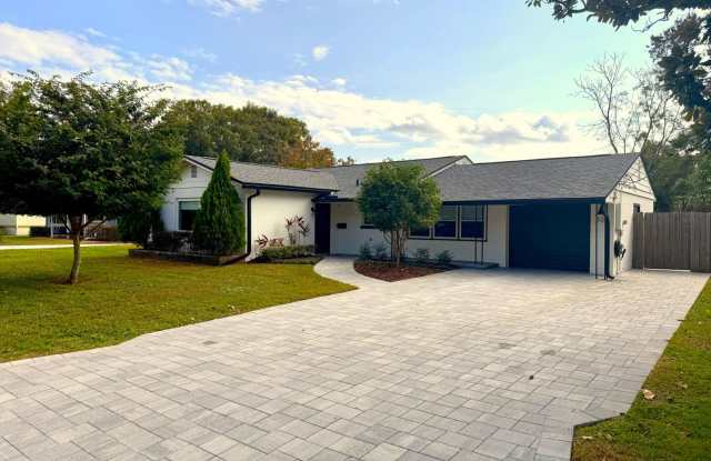 This charming 2 bedroom, 2 Baths Single-Family home for rent located at 338 Brassie Dr. - 338 Brassie Drive, Orlando, FL 32804