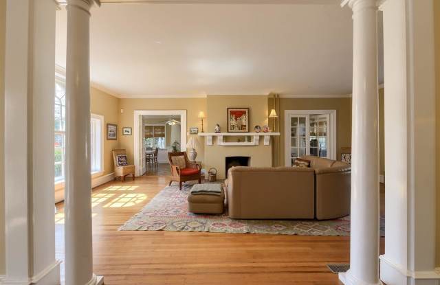 1 S Plaza Pl Gallery 4