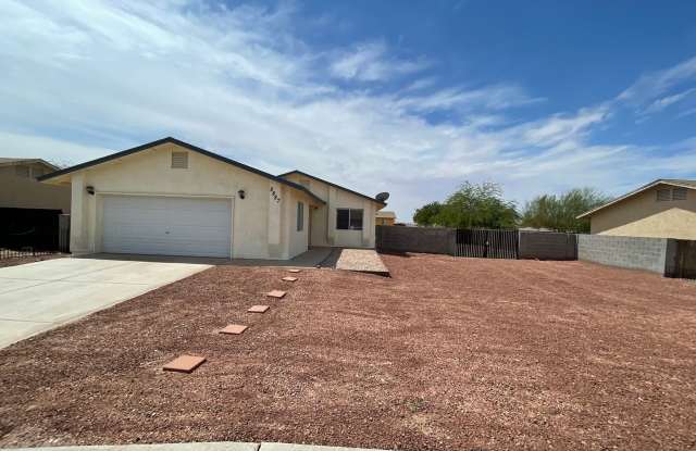 3 BEDROOM HOME ON HUGE LOT WITH SOLAR INCLUDED! - 8887 East 39th Street, Yuma County, AZ 85365