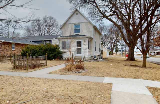 AVAILABLE AUGUST 1st! 3 Bedroom House w/ Garage-201 Washington Ave - 201 Washington Avenue, Ames, IA 50010