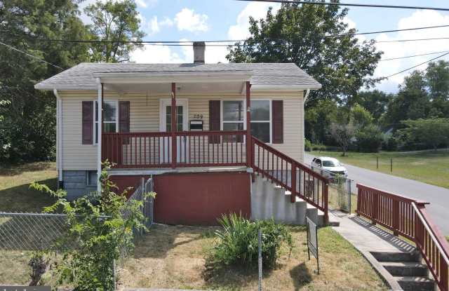 709 3RD STREET - 709 3rd Street, Martinsburg, WV 25404
