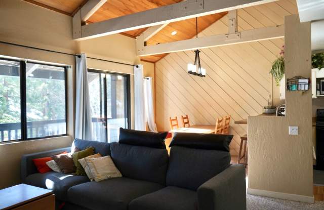 Spacious 1BD + Loft / 2BA Corner Condo | Garage, In-Unit Laundry & Near Eagle Lodge | Bigwood Gallery 4