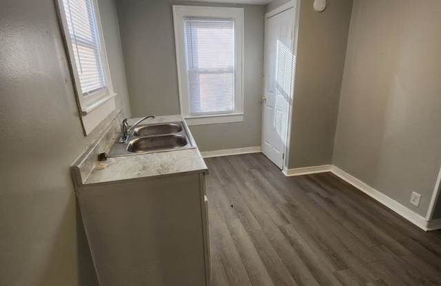 WESTSIDE 2 Bedroom Duplex Located near Harding and 21st Street Gallery 4