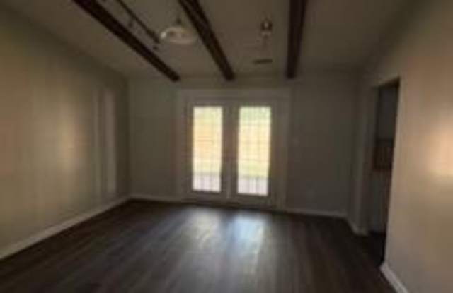 502 W Hilltop Court Gallery 2