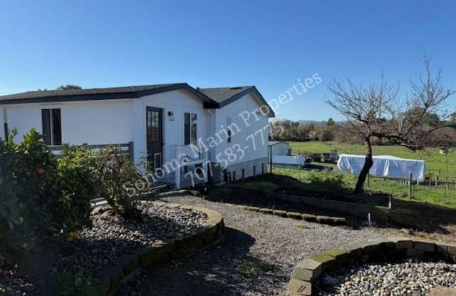 Great Single Level Home in the Country ~ West Petaluma ~ 2bd/2ba with Large Bonus Room - 2412 Magnolia Avenue, Sonoma County, CA 94952