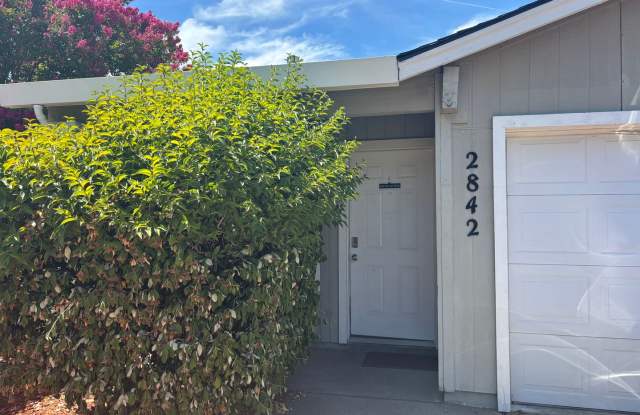 Nice Duplex in Cul-De-Sac photos photos