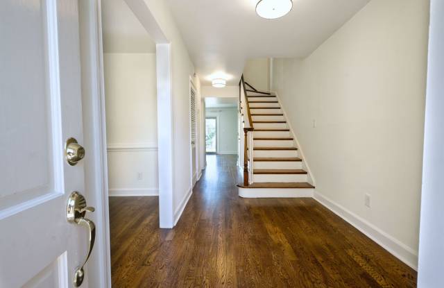 Luxury North End Condo – Just 2 Blocks from the Ocean Gallery 3