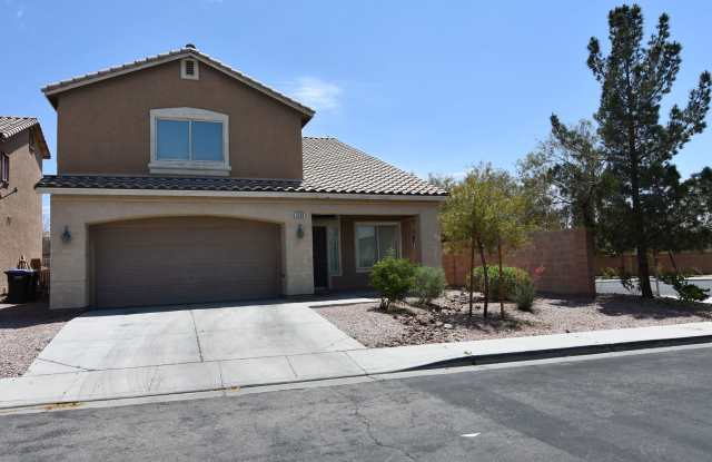 4-Bedroom Corner-Lot Home with Vaulted Ceilings and a Huge Backyard Gallery 1