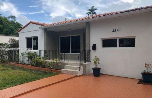 2520 SW 22nd Ter photos photos