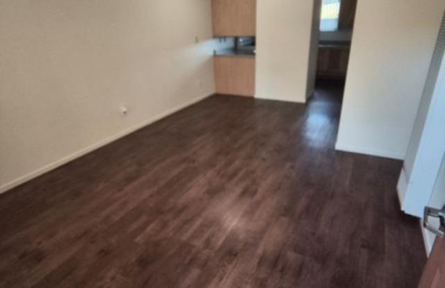Updated 2 bedroom 1 bath unit near shopping and amenties! Gallery 1