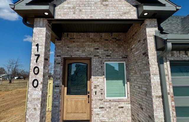1700 Jensen Avenue Gallery 4