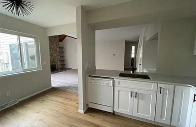 Charming 1BR Condo in Aurora Gallery 3
