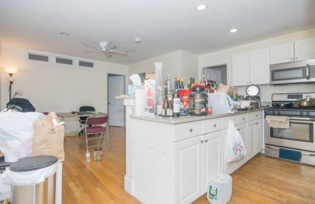 Brookline 3 Bed w/ Heat & Hot Water Included – Cats OK Gallery 1