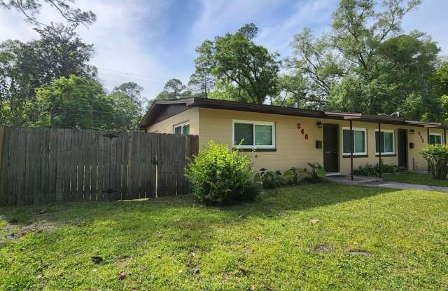 2 bedroom 1 bathroom with fenced yard Gallery 3