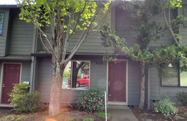 Renovated two bedroom townhouse near downtown | Available Now - 626 East Main Street, Ashland, OR 97520