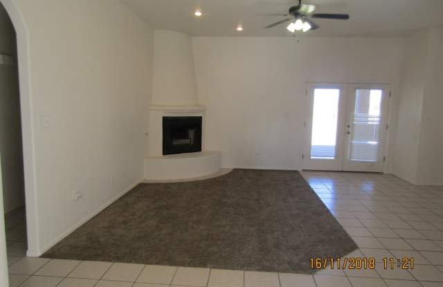BEAUTIFUL HOME, LOCATED OFF OF ROADRUNNER!! Gallery 4