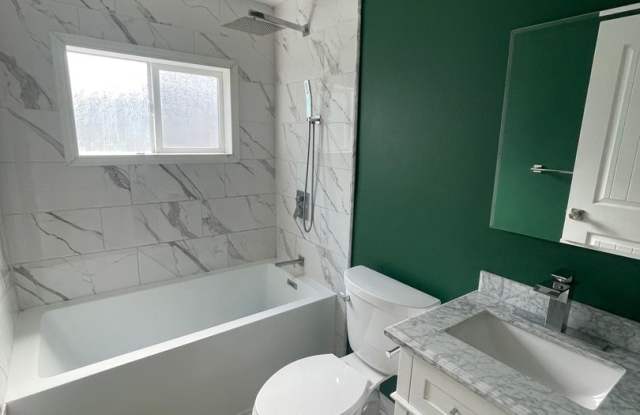 Charming Three Bedroom Pet Friendly Home in Albany! photos photos