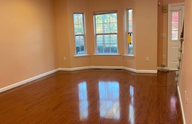 Newly renovated 2 Bed/2.5 Bath Townhouse Gallery 1