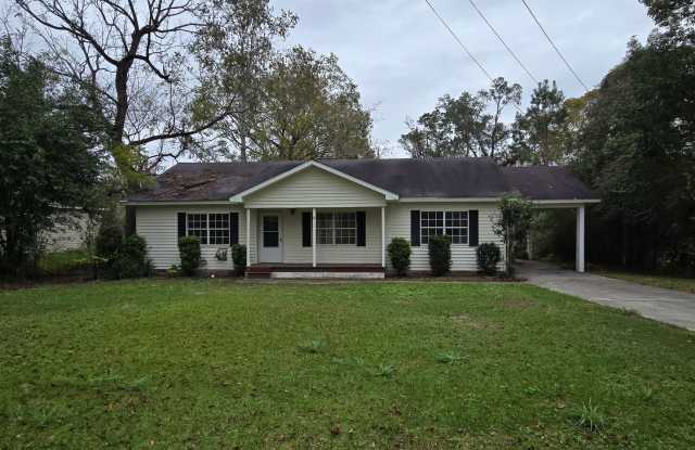 3 Bedroom 2 bathroom in Adel, Ga - 614 Lakeview Drive, Adel, GA 31620