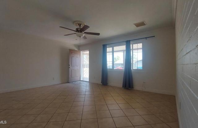 2448 W FREEWAY Lane Gallery 4