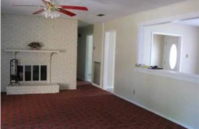 6562 Airport Blvd Gallery 2