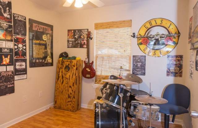 Cozy 3 bedroom house on Fourth street! Gallery 3