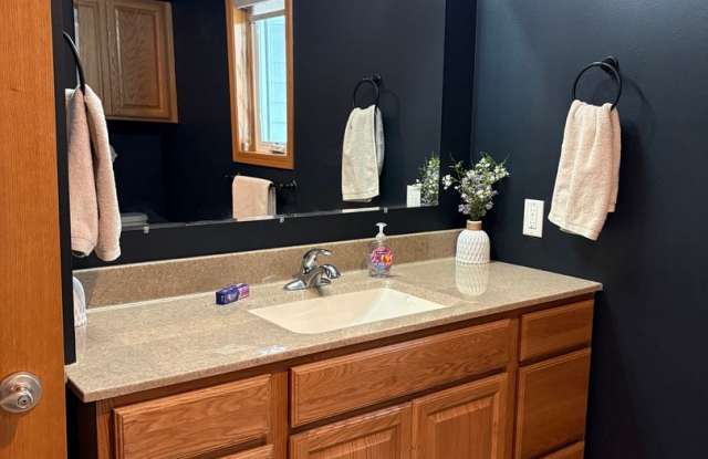 Charming 2BR House in Elk Point Gallery 4