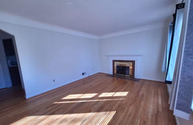 Charming 2 bedroom brick ranch Gallery 3