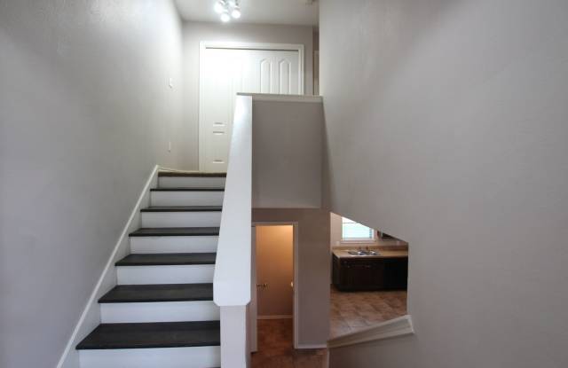 Coming Soon!- 2 Bedroom Duplex in Lindale! Gallery 4