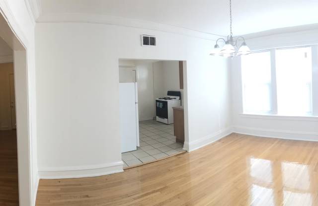 7403 S Rhodes Ave - Third Floor Gallery 1
