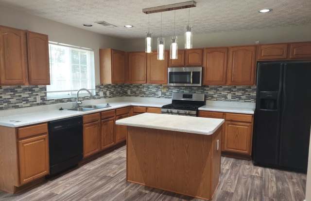Spacious Home in Swim/Tennis Community minutes from I-20! Gallery 3