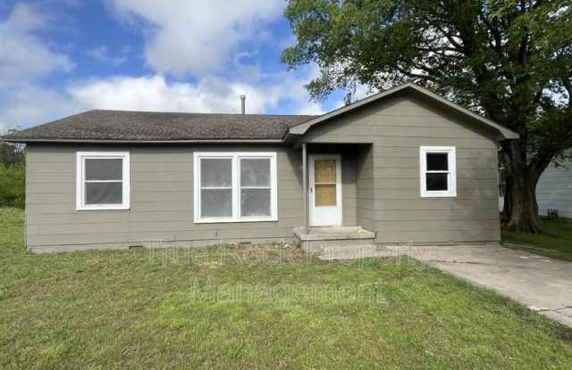 1021 Hillside Dr - 1021 Hillside Drive, Ada, OK 74820