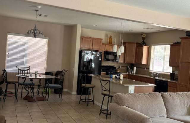 Spacious 3 Bed, 2.5 Bath Home in Gated Versante Community Gallery 3