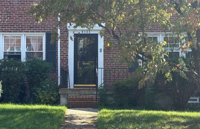 Spacious 3BD/2BA Townhome with Secondary Kitchen in Towson, MD! Gallery 3