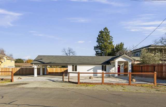 Stunning Three Bedroom Napa Home on Extra Large Lot photos photos