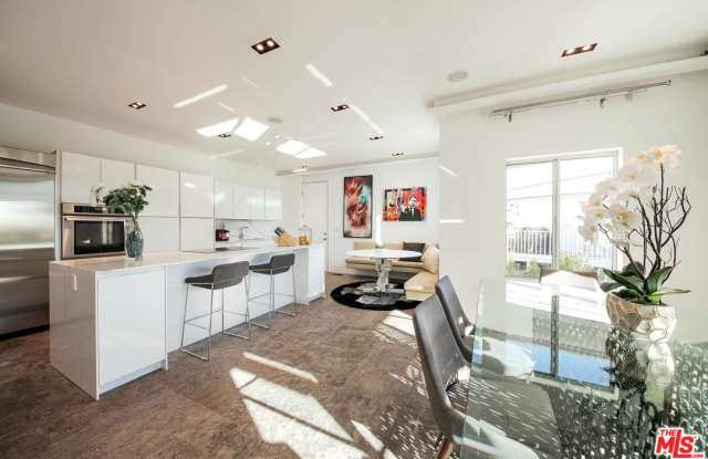 1650 SUNSET PLAZA Drive Gallery 4