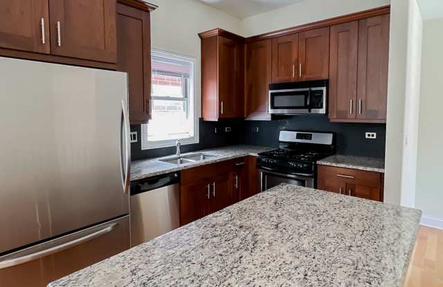 2328 N Greenview Gallery 4