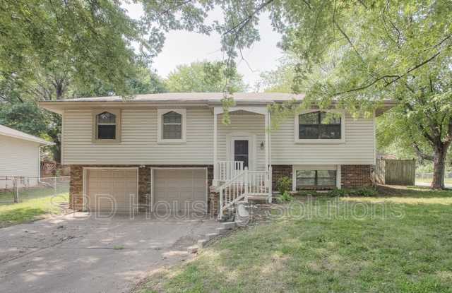 200 SE Crestwood Dr Gallery 1