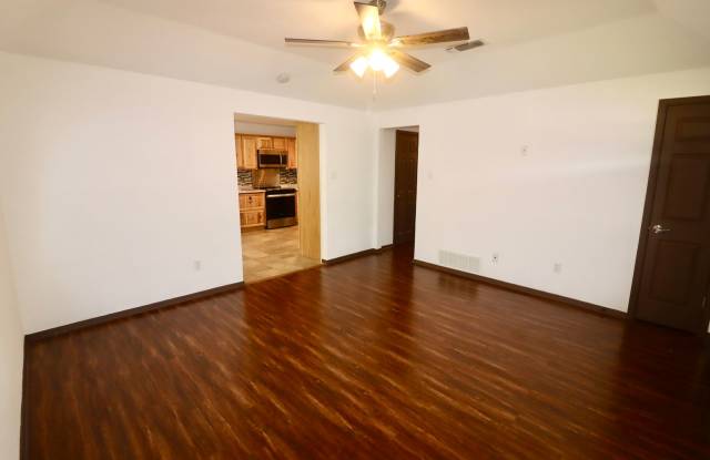 FOR LEASE! Newly Remodeled - 3 Bedroom - 1.5 Bath Brick Home in Low Traffic Area in Weatherford! Gallery 4