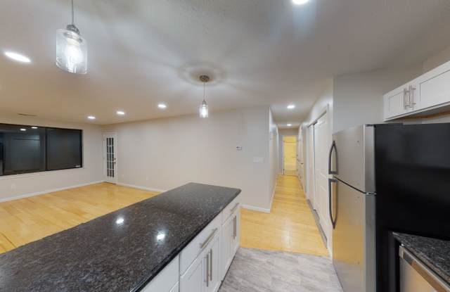 Spacious 2 Bedroom Condo with 2 Bathrooms! Gallery 4