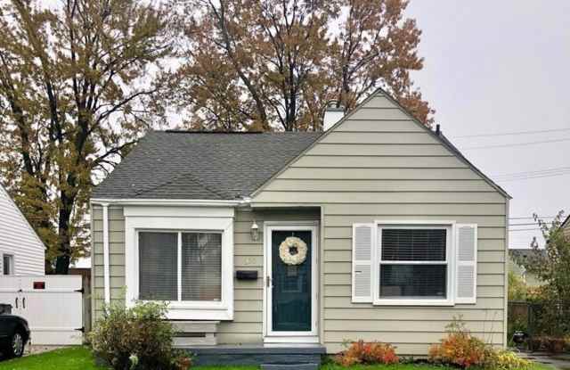 2 bed 1 bath ranch with fenced-in back yard - 2310 Guthrie Avenue, Royal Oak, MI 48067