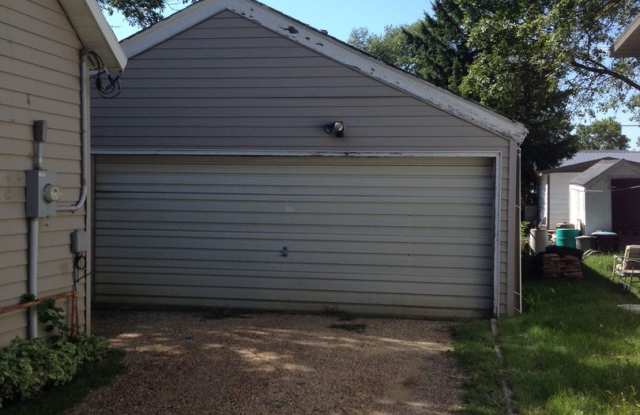 4 Bed 1 Bath + Double Stall Garage Gallery 3