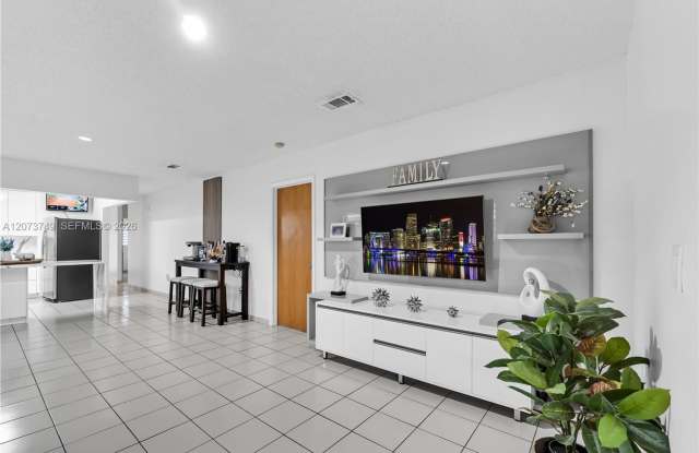 980 W 43rd Place, Hialeah, FL 33012 - 7280 Gallery 4