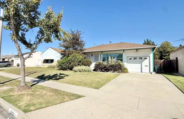 Charming Lakewood 2-Bedroom Home with Huge Backyard & Garage Gallery 1