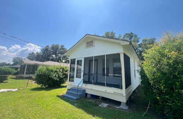 Freshly Updated 2BR Home | Screened Porch | Lawn Care Included | Gallery 3