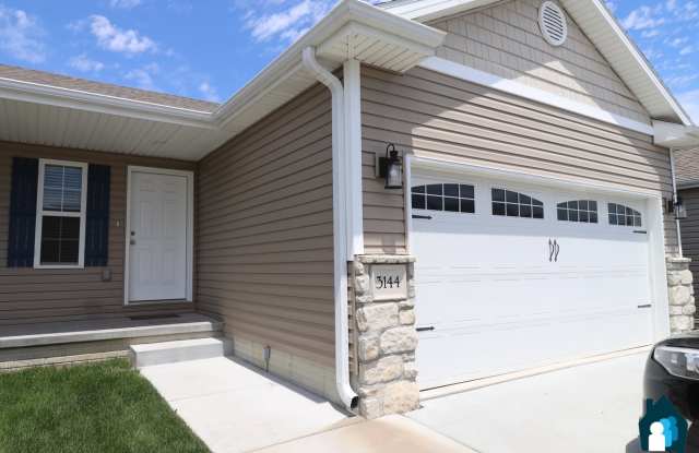 4+1 Bedroom Townhome Available! - 3144 King Ridge Boulevard, Lincoln, NE 68504