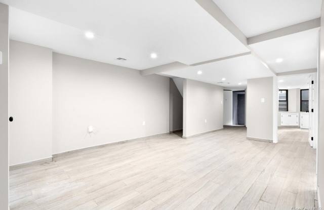 964 ST JOHNS Place Gallery 3