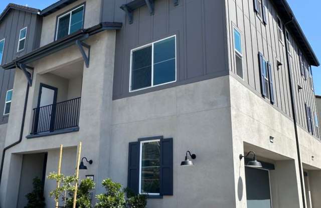 Modern Eastvale Home with Solar, EV Battery Backup & Resort-Style HOA Amenities photos photos