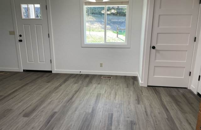 Yoncalla newly remodeled 3 bedroom 1 bath with garage Gallery 4